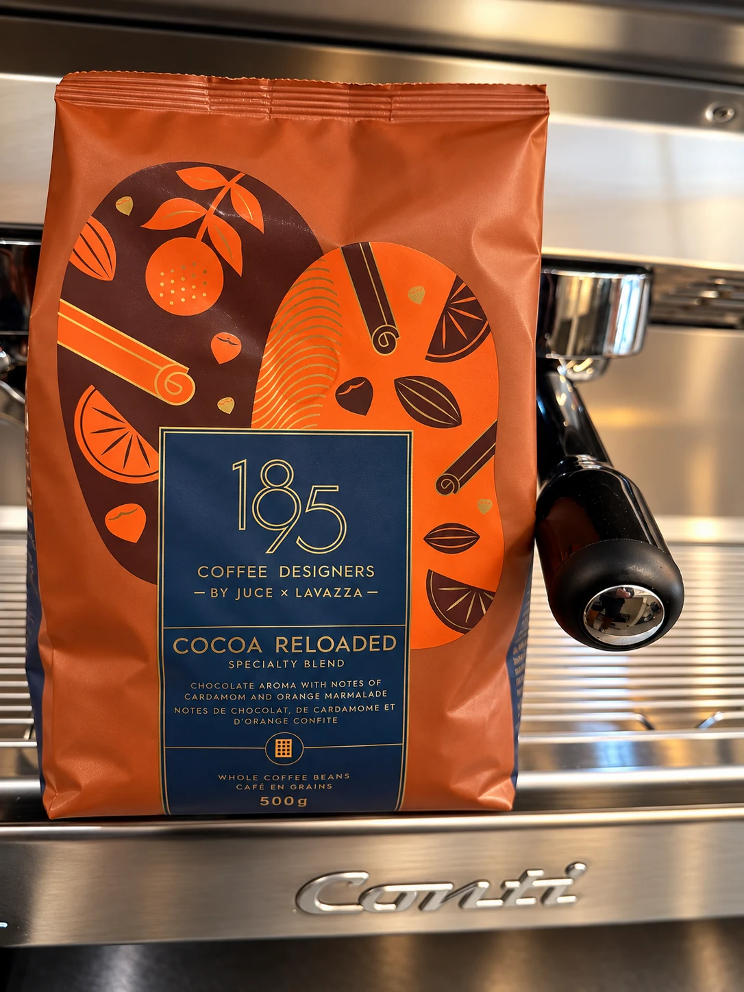 Le café en grains 1895 Cocoa Reloaded devant la machine Conti de Juce