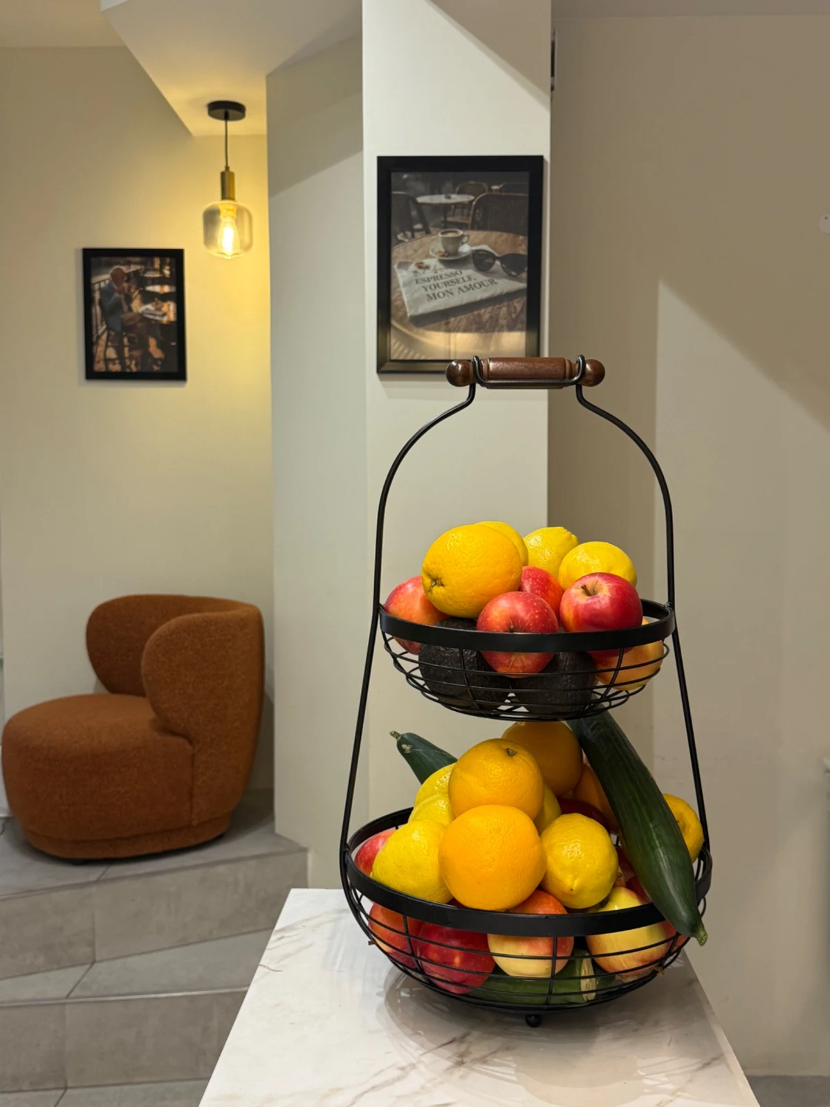 Le coin salon de Juce avec son fauteuil et ses paniers de fruits