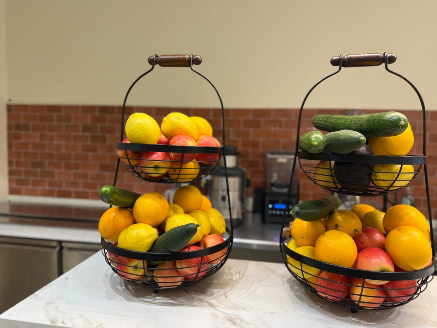 Les fruits frais sur le comptoir de Juce devant la crédence terracotta